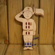 Деревянная игрушка «Солдат с флагом»